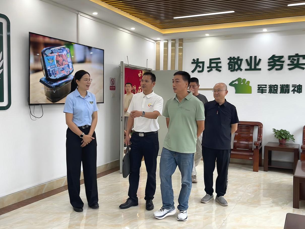 参观军粮供应服务窗口.jpg 参观军粮供应服务窗口.jpg